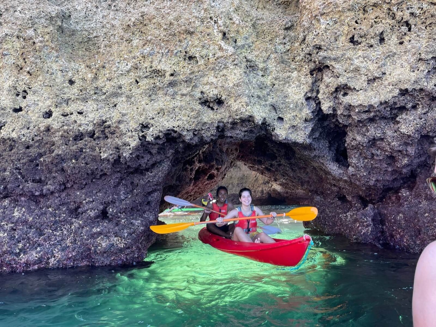 Grupo em passeio de kayak na Ponta da Piedade