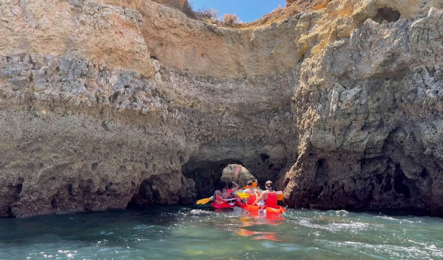 Grupo em passeio de kayak na Ponta da Piedade