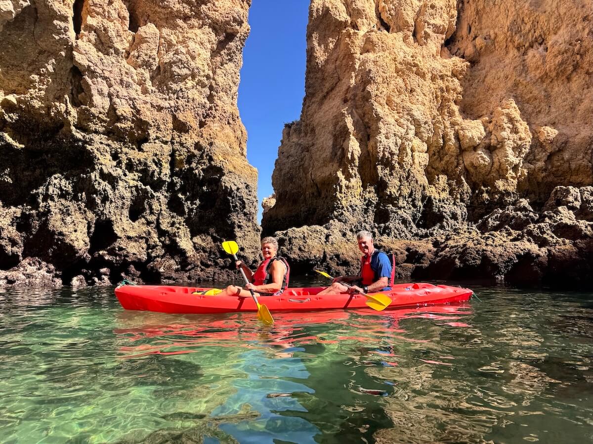 Kayak junto às grutas da Ponta da Piedade